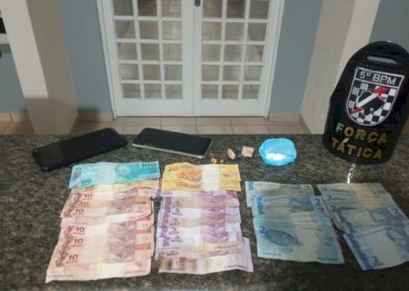 Polícia prende dupla em flagrante por tráfico e apreende drogas