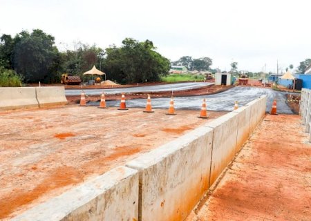 Construção de ponte e pavimentação de vias avançam no Vila Roma