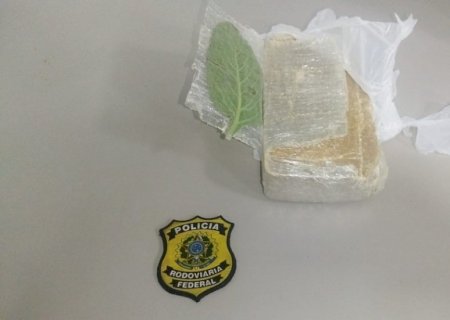 Adolescente é flagrado com droga e apresenta documento do irmão