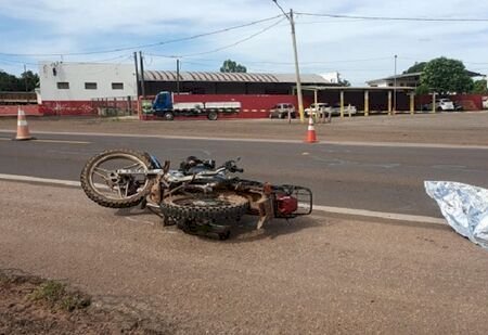 Motociclista não identificado cai e morre atropelado por carreta na BR-163