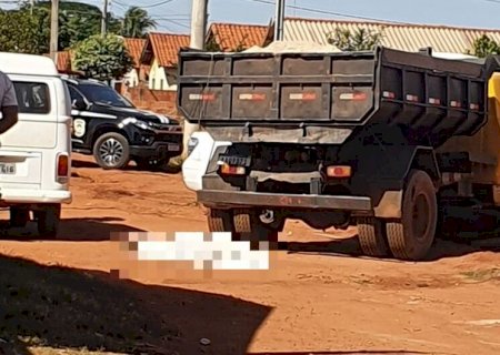 Idoso morre esmagado por caminhão ao fazer ligação direta