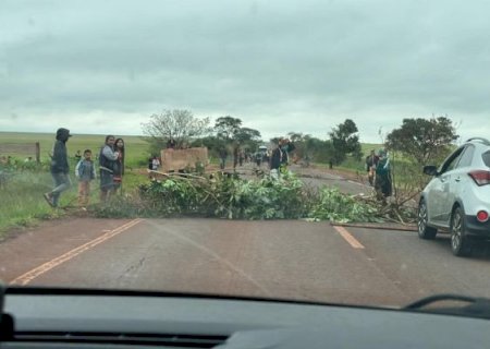 Indígenas bloqueiam rodovia que liga Dourados a Ponta Porã; outras podem ser interditadas