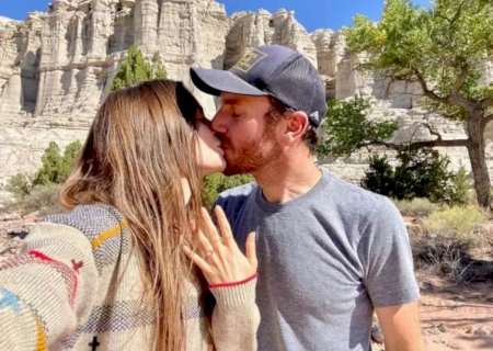 Lily Collins tem aliança de noivado roubada