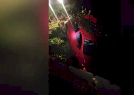 Casal morre e outras 2 pessoas ficam feridas após carro cai em ponte