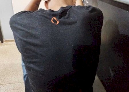 Farol adulterado chama atenção da polícia e motorista acaba preso com maconha