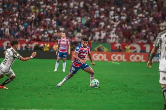Fortaleza vence Atlético-MG com gols de Pochettino e Tinga e se mantém na parte de cima da tabela
