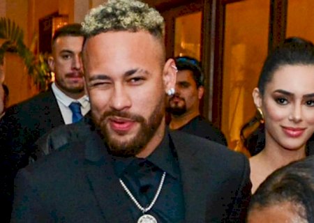 Após revelar nome da filha, Neymar Jr surge de mãos dadas com Bruna Biancardi em evento