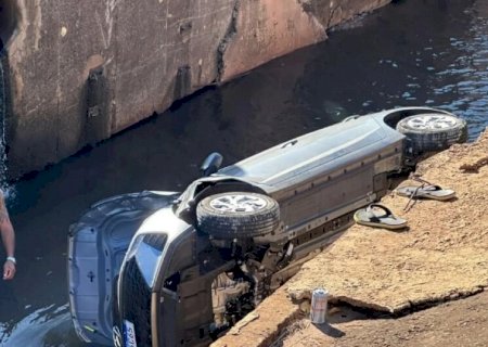 Mulher perde controle da direção e cai com carro em córrego ao brigar ao celular