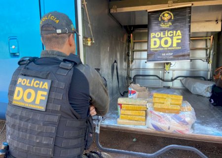 Mulher é presa com droga em embalagens de alimentos de cesta básica