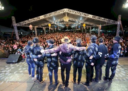 15 mil pessoas enfrentam frio para ver Almir na Festa Junina