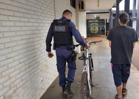 Ladrões quebram vidraça de loja para furtar e são presos pela Guarda