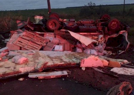 Caminhão de carne é destruído ao ser atingido por ônibus na BR-262