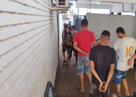 Polícia Militar Prende 5 Pessoas Acusadas de Tráfico de Drogas no Jardim Itália