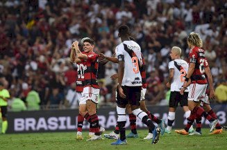 Flamengo goleia Vasco e embala sequência no Brasileirão