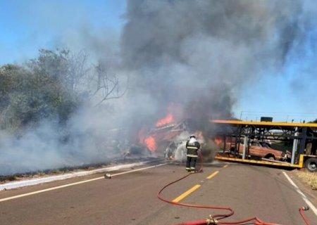 Motorista morre em acidente entre caminhões cegonha