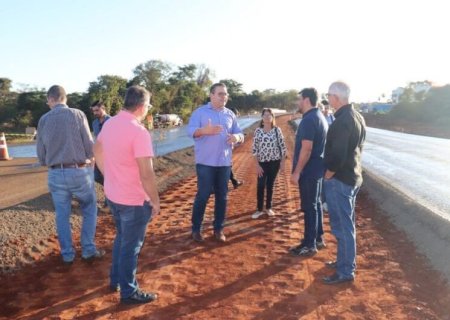 Alan Guedes faz visita técnica na ponte do residencial Vila Roma