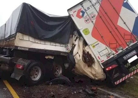 Motorista morre após acidente envolvendo carreta e caminhão