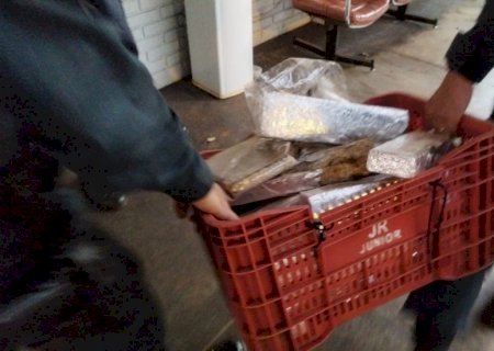 Força Tática encontra mais de 20 quilos de maconha em valeta na Comunidade Vitória