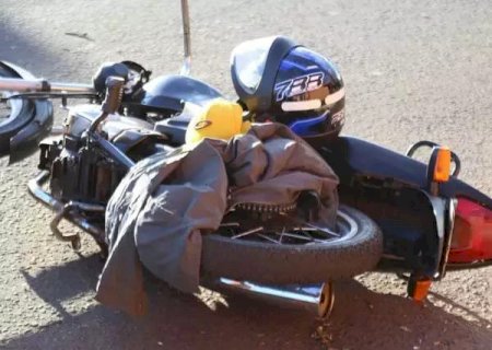 Adolescente de 17 anos morre ao bater moto em placa