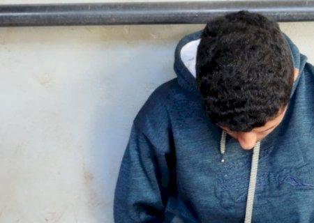 Getam flagra adolescentes comprando droga e homem é preso no Altos da Alvorada