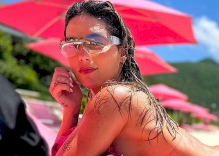 De bumbum para cima, Virginia Fonseca desamarra o biquíni na praia: 'Linda'.