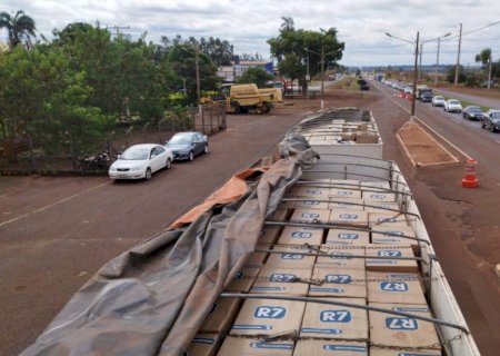 Carreta é apreendida com 50 mil pacotes de cigarros