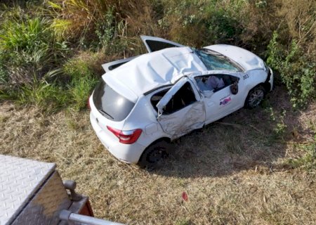 Carro de prefeitura é 'fechado' por carreta, capota e mata idosa em Dourados