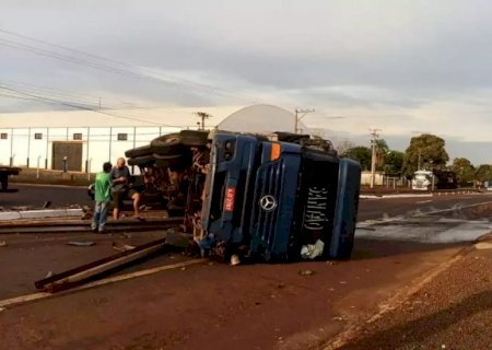 Carreta tomba e combustível se espalha na BR-163