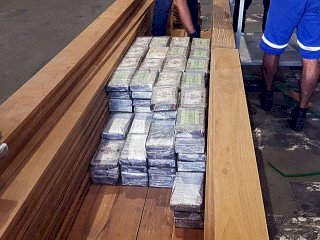 PF mira quadrilha que enviava cocaína ao exterior em carga de madeira