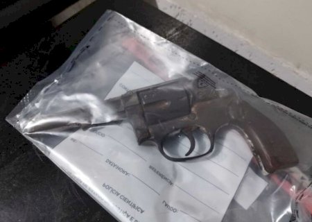 Jovem chama atenção com som alto e acaba detido com revólver