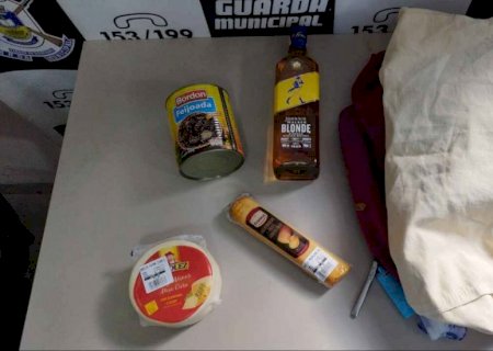 Campo-grandense é preso furtando queijos e feijoada enlatada em Dourados