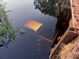 Caminhonete cai de ponte e é encontrada submersa