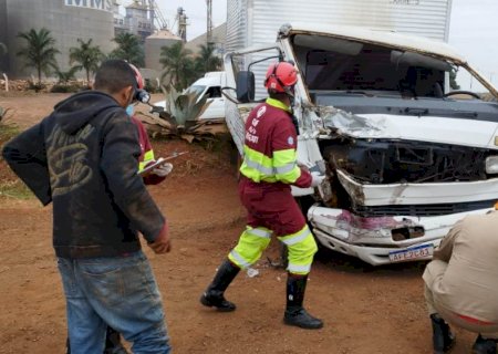 Motorista fica em estado grave em acidente envolvendo três caminhões