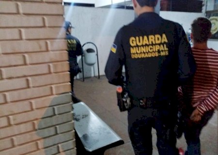 Homem é preso após furtar carro do próprio pai e tentar fugir da polícia em Dourados