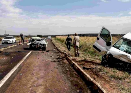 Colisão entre van e carro acaba em morte e feridos na BR-262
