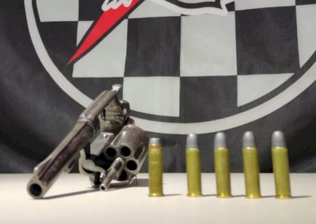 Após denúncia de moto roubada, PM Militar apreende revólver e munições