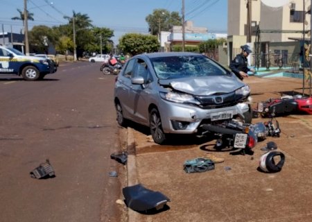 Motociclistas ficam em estado grave após colisão envolvendo carro em Dourados
