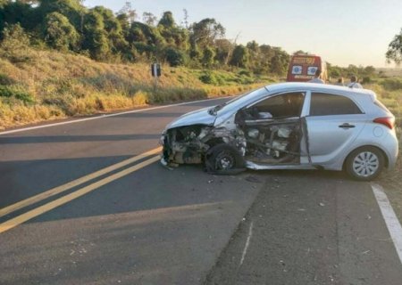 Família fica ferida após carro ser atingido por caminhão de farelo de milho na MS-040