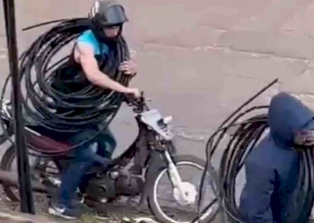 Dupla é flagrada furtando fios de energia elétrica na fronteira