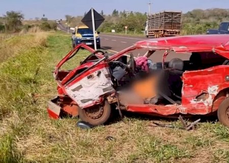 Motorista tenta fazer conversão, é atingido por caminhão e morre