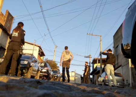 Polícia apreende celulares e documentos com acusados de matar médico