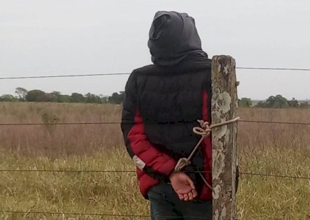 Arrastador de carros é capturado por peões e amarrado em cerca