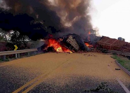 Motorista morre carbonizado em acidente com três carretas em MS