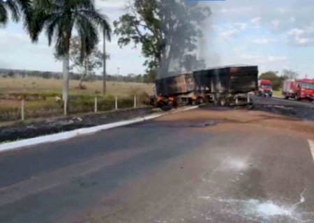 Carreta pega fogo após bater em outra e motorista fica gravemente ferido