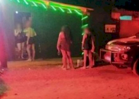 Confusão em boate acaba com garotas de programa agredidas e 2 presos com arma e munições