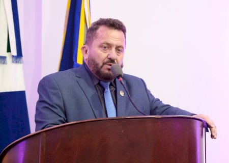 Laudir solicita implantação de mão única na rua em frente à escola Sócrates Câmara