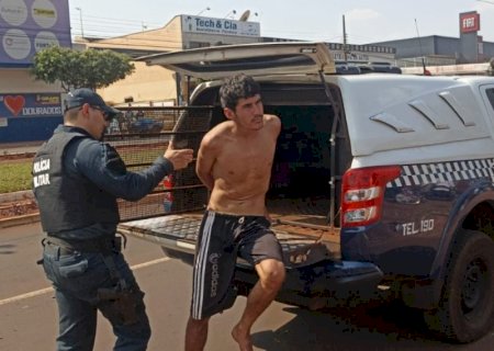 Menos de uma semana, rapaz tenta furtar motos, apanha de populares e é preso