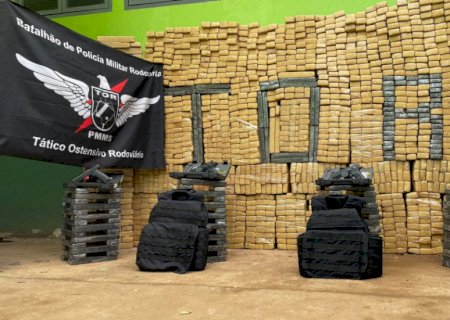 Homens são presos com carregamento milionário de armas e droga