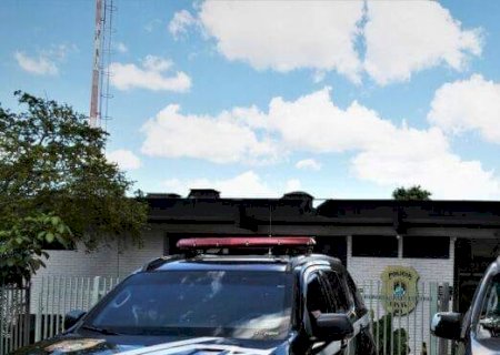 Homem é preso acusado de amarrar patas e amordaçar cão com fita adesiva