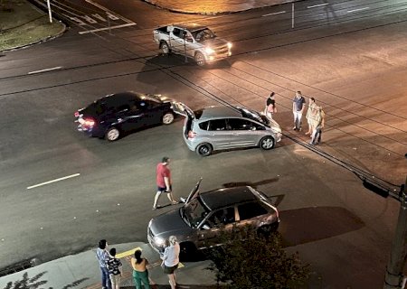 Mulher não obedece o sinal e provoca acidente